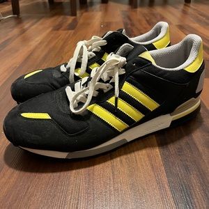Like New Adidas Black and yellow size 11.5